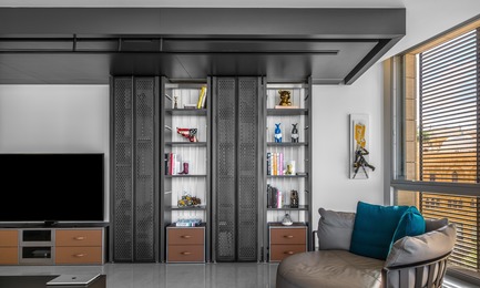 Dossier de presse | 2769-02 - Communiqué de presse | One Oak 3&4 B2 - Askdeco - Design d’intérieur résidentiel - - Love seat&nbsp;Scarlett - Poltrona Frau<br>- Coca Cola artwork - Bernard Saint Maxent<br>-Library custom made by Askdeco<br>- In Library Zoo Duck - Baccarat<br>- Kangoroo Slipy Gamme - Rock Art by Capocci&nbsp;<br>-Cowboy Boot Alain Salomon<br><br> - Crédit photo : Alex Jeffries&nbsp;