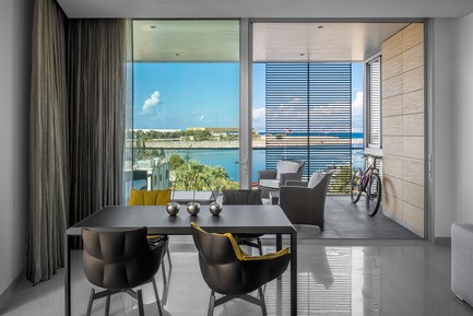 Dossier de presse | 2769-02 - Communiqué de presse | One Oak 3&4 B2 - Askdeco - Design d’intérieur résidentiel - - Table&nbsp;45°Tavolo - Molteni&amp;C<br>- Husk Chair - B&amp;B italia<br>-Bull &amp; Stein Cherry<br>-Outdoor Dedon Chairs - Crédit photo : Alex Jeffries&nbsp;