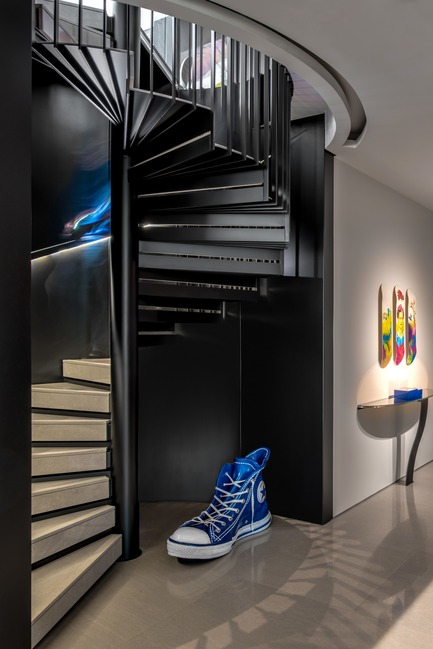 Dossier de presse | 2769-02 - Communiqué de presse | One Oak 3&4 B2 - Askdeco - Design d’intérieur résidentiel - - Metal stairs by ACID local lebanese supplier<br>- Console&nbsp;CO7 - Pouenat<br>- Artwork Skate board by Fotis Gerakis<br>- Converse Blue- Alain Salomon - Crédit photo : Alex Jeffries&nbsp;