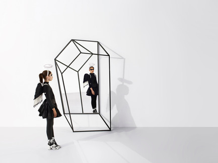 Dossier de presse | 1048-03 - Communiqué de presse | +tongtong launches the Les Ailes Noires clothing rack collection inspired by line drawings - +tongtong - Produit - Model: Uma TongStyling & Hair Makeup: +tongtong - Crédit photo : Colin Faulkner Photography