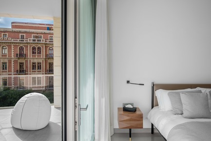 Dossier de presse | 2769-02 - Communiqué de presse | One Oak 3&4 B2 - Askdeco - Design d’intérieur résidentiel - -&nbsp;Scott" India Mahdavi Nightable (Master bedroom)<br>-IKO bed - Flou<br>-Plaid &amp; cushions Loro Piana - Crédit photo : Alex Jeffries&nbsp;