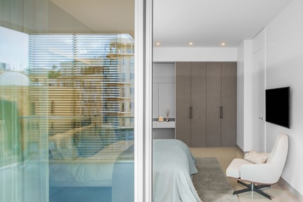 Dossier de presse | 2769-02 - Communiqué de presse | One Oak 3&4 B2 - Askdeco - Design d’intérieur résidentiel - - Iwan Makttabi carpet<br>- Minotti armchair<br>--IKO bed - Flou - Crédit photo : Alex Jeffries&nbsp;