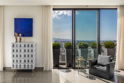 Dossier de presse | 2769-03 - Communiqué de presse | Mallorca - Askdeco - Design d’intérieur résidentiel - -Piero Fornasetti Cabinet&nbsp;<br>-Artwork by Local Lebanese Designer HAWINI "Untitled Books"- 2015<br>-Armchair by Erba Italia<br>-Side Table R&amp;Y Augousti - Crédit photo : Alex Jeffries&nbsp;