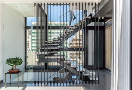 Dossier de presse | 2769-03 - Communiqué de presse | Mallorca - Askdeco - Design d’intérieur résidentiel -  -Side Table R&amp;Y Augousti<br>-Stairs designed by Askdeco - inner rails are made of powder coated metal, gun metal frame and marble 2014 - Crédit photo : Alex Jeffries&nbsp;