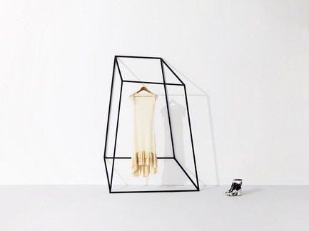 Dossier de presse | 1048-03 - Communiqué de presse | +tongtong launches the Les Ailes Noires clothing rack collection inspired by line drawings - +tongtong - Produit - Crédit photo : Colin Faulkner Photography