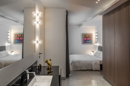 Dossier de presse | 2769-03 - Communiqué de presse | Mallorca - Askdeco - Design d’intérieur résidentiel - - Life is Boring - Mr. Andre -&nbsp;Screen print In Colors (75 × 70 cm<br>Edition of 50)<br>-Lighting custom -made by local Lebanese Lighting designer PSLAB - 2014 - Crédit photo : Alex Jeffries&nbsp;