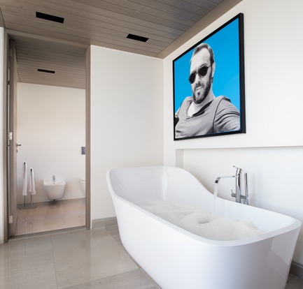 Dossier de presse | 2769-03 - Communiqué de presse | Mallorca - Askdeco - Design d’intérieur résidentiel -  -Antonio Lupi Wanda Bath tub<br>-Framed print out photo of the owner Mr. Ziad Nassar done by Jordanian Artist Alaa Baghdadi<br><br>  - Crédit photo : Alex Jeffries&nbsp;