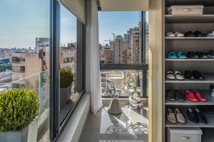 Dossier de presse | 2769-03 - Communiqué de presse | Mallorca - Askdeco - Design d’intérieur résidentiel - The architectural Magis "One" Chair, with a concrete base, by designer Konstantin&nbsp;Grcic -2003<br>-Opinion Ciatti - Tab.U Collection side table, mirrored- by&nbsp;&nbsp;Bruno Rainaldi - Crédit photo : Alex Jeffries&nbsp;