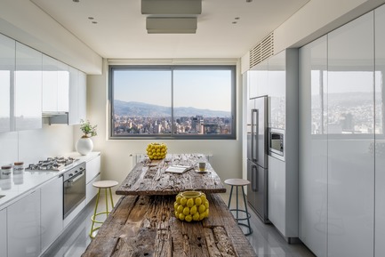 Dossier de presse | 2769-03 - Communiqué de presse | Mallorca - Askdeco - Design d’intérieur résidentiel - -Kitchen by Alno kitchens<br>-Wood erosion table top designed by Askdeco - Crédit photo : Alex Jeffries&nbsp;