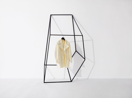 Dossier de presse | 1048-03 - Communiqué de presse | +tongtong launches the Les Ailes Noires clothing rack collection inspired by line drawings - +tongtong - Produit - Crédit photo : Colin Faulkner Photography