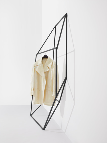Dossier de presse | 1048-03 - Communiqué de presse | +tongtong launches the Les Ailes Noires clothing rack collection inspired by line drawings - +tongtong - Produit - Crédit photo : Colin Faulkner Photography