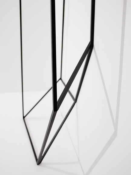Dossier de presse | 1048-03 - Communiqué de presse | +tongtong launches the Les Ailes Noires clothing rack collection inspired by line drawings - +tongtong - Produit - Crédit photo : Colin Faulkner Photography