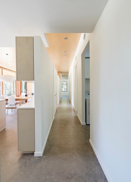 Dossier de presse | 3034-01 - Communiqué de presse | Lockeport Beach House - Nova Tayona Architects - Architecture résidentielle - View west from Entry - Crédit photo : Janet Kimber