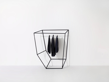 Dossier de presse | 1048-03 - Communiqué de presse | +tongtong launches the Les Ailes Noires clothing rack collection inspired by line drawings - +tongtong - Produit - Crédit photo : Colin Faulkner Photography