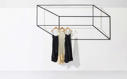 Dossier de presse | 1048-03 - Communiqué de presse | +tongtong launches the Les Ailes Noires clothing rack collection inspired by line drawings - +tongtong - Produit - Crédit photo : Colin Faulkner Photography