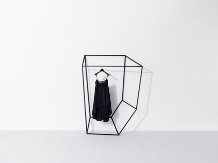 Dossier de presse | 1048-03 - Communiqué de presse | +tongtong launches the Les Ailes Noires clothing rack collection inspired by line drawings - +tongtong - Produit - Crédit photo : Colin Faulkner Photography