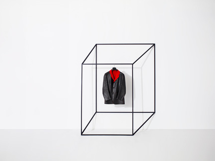 Dossier de presse | 1048-03 - Communiqué de presse | +tongtong launches the Les Ailes Noires clothing rack collection inspired by line drawings - +tongtong - Produit - Crédit photo : Colin Faulkner Photography