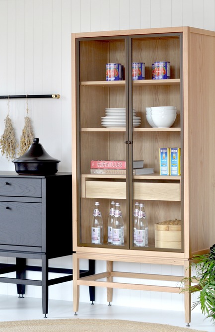 Dossier de presse | 1122-04 - Communiqué de presse | Cuisines Steam à la conquête du modulaire - Cuisines Steam - Produit -   &nbsp;Collection volitare - de gauche à droite - C°2 combinaison de modules bas présentés en chêne teint nuit profonde et pattes en chêne blanc. Comptoir Fenix noir. C°2 armoire vaisselier fait de chêne blanc avec cadrage de portes en métal peint bronze.   - Crédit photo :  Co°quo 
