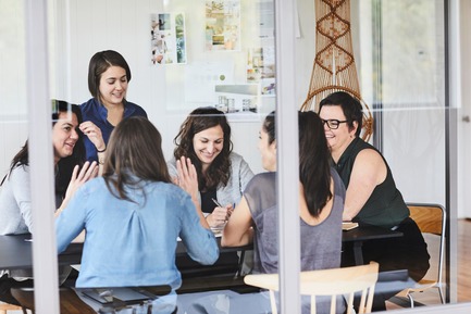 Dossier de presse | 1122-04 - Communiqué de presse | Cuisines Steam à la conquête du modulaire - Cuisines Steam - Produit -  L'équipe de designers de coquo, la passion et le plaisir au travail! - Crédit photo : Maude Chauvin