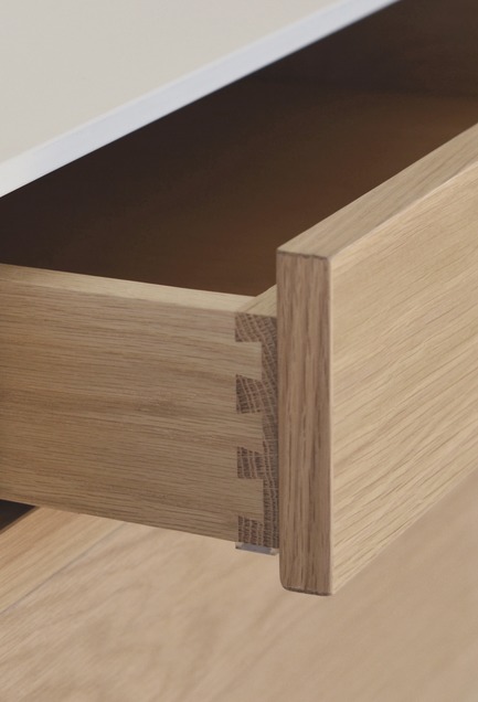 Dossier de presse | 1122-04 - Communiqué de presse | Cuisines Steam à la conquête du modulaire - Cuisines Steam - Produit -  Détails coquo: la technique d'assemblage traditionnelle queue d'aronde.&nbsp;Tous nos modules coquo sont faits de bois massif et autres matériaux de grande qualité, produits à notre atelier de Montréal.   - Crédit photo :  Co°quo 