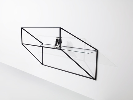 Dossier de presse | 1048-03 - Communiqué de presse | +tongtong launches the Les Ailes Noires clothing rack collection inspired by line drawings - +tongtong - Produit - Crédit photo : Colin Faulkner Photography