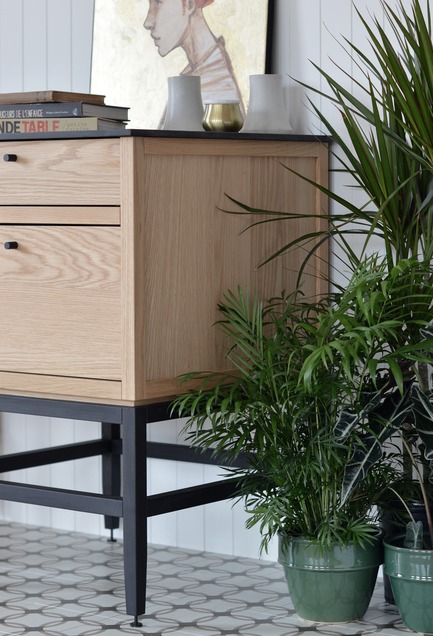 Dossier de presse | 1122-04 - Communiqué de presse | Cuisines Steam à la conquête du modulaire - Cuisines Steam - Produit -  Collection volitare, module C°2 avec 1 tiroir et 2 portes, présenté en chêne blanc et pattes en chêne blanc teint nuit profonde. Comptoir Fenix noir. - Crédit photo :  Co°quo 