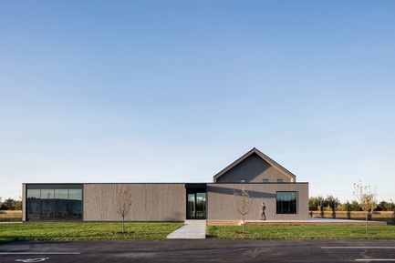 Press kit | 3010-01 - Press release | Standing in the Middle of the Field - Maurice Martel architecte - Commercial Architecture - Rear view - Photo credit: Adrien Willilams