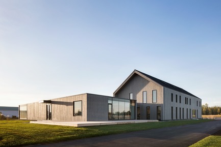 Press kit | 3010-01 - Press release | Standing in the Middle of the Field - Maurice Martel architecte - Commercial Architecture - Rear view - Photo credit: Adrien Willilams