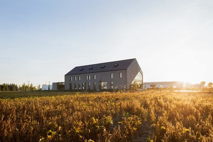 Press kit | 3010-01 - Press release | Standing in the Middle of the Field - Maurice Martel architecte - Commercial Architecture - From the field - Photo credit: Adrien Willilams