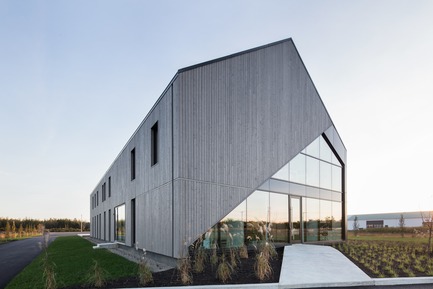 Press kit | 3010-01 - Press release | Standing in the Middle of the Field - Maurice Martel architecte - Commercial Architecture - Main entrance - Photo credit: Adrien Willilams