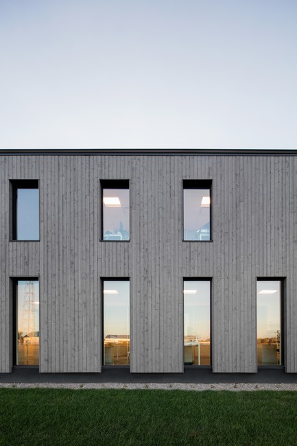 Press kit | 3010-01 - Press release | Standing in the Middle of the Field - Maurice Martel architecte - Commercial Architecture - Detail - Photo credit: Adrien Willilams