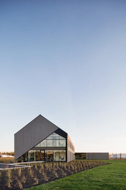 Press kit | 3010-01 - Press release | Standing in the Middle of the Field - Maurice Martel architecte - Commercial Architecture - Front view - Photo credit: Adrien Willilams
