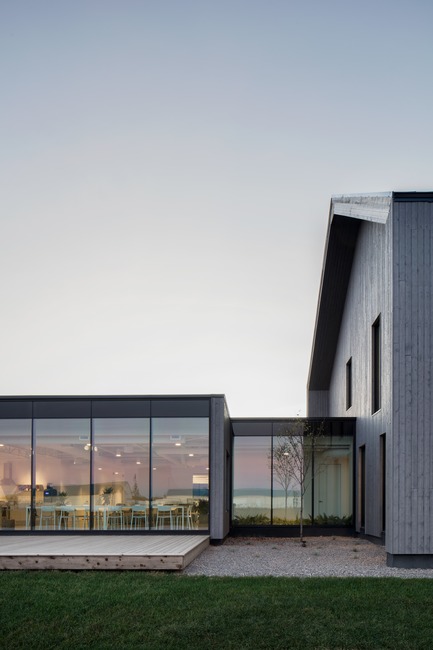 Press kit | 3010-01 - Press release | Standing in the Middle of the Field - Maurice Martel architecte - Commercial Architecture - Courtyard - Photo credit: Adrien Willilams