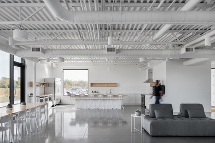 Press kit | 3010-01 - Press release | Standing in the Middle of the Field - Maurice Martel architecte - Commercial Architecture - Cafeteria - Photo credit: Adrien Willilams