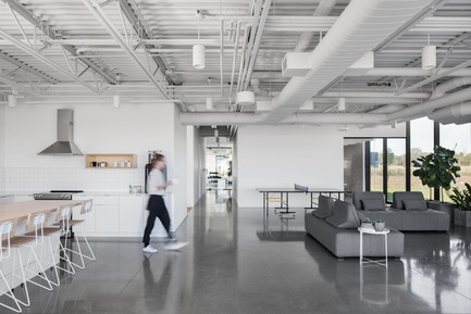 Press kit | 3010-01 - Press release | Standing in the Middle of the Field - Maurice Martel architecte - Commercial Architecture - Cafeteria - Photo credit: Adrien Willilams