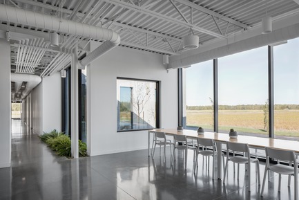 Press kit | 3010-01 - Press release | Standing in the Middle of the Field - Maurice Martel architecte - Commercial Architecture - Cafeteria - Photo credit: Adrien Willilams