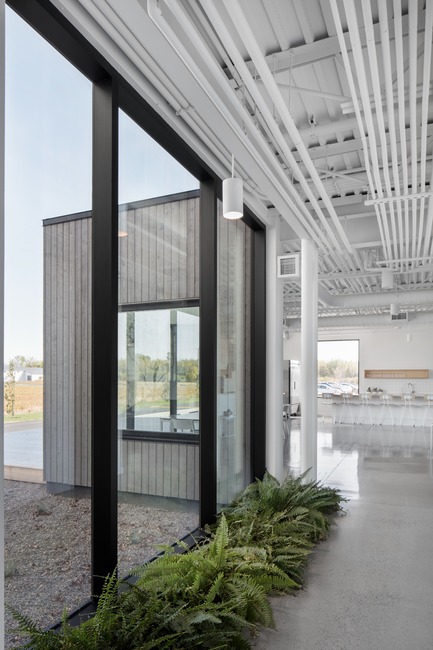 Press kit | 3010-01 - Press release | Standing in the Middle of the Field - Maurice Martel architecte - Commercial Architecture - The passage - Photo credit: Adrien Willilams