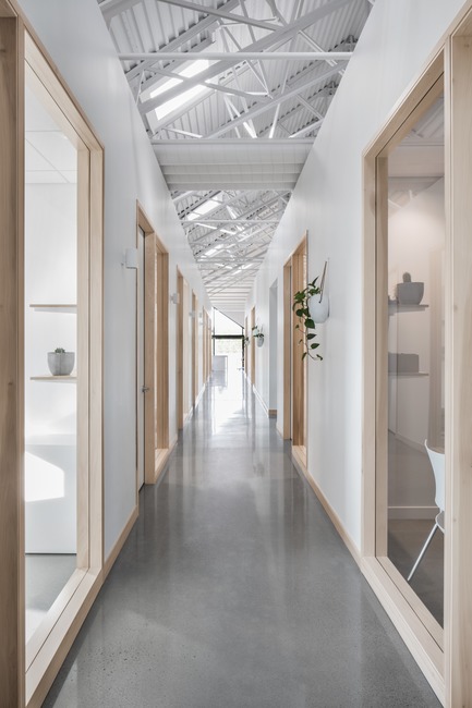 Press kit | 3010-01 - Press release | Standing in the Middle of the Field - Maurice Martel architecte - Commercial Architecture - Offices - Photo credit: Adrien Willilams