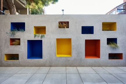 Dossier de presse | 3136-01 - Communiqué de presse | The Tides Brentwood - Valerie Schweitzer Architects - Architecture résidentielle - A tableau-like garden wall with hidden drip irrigation - Crédit photo : Dan Arnold