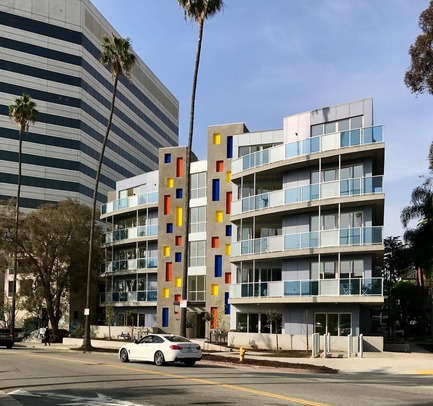 Dossier de presse | 3136-01 - Communiqué de presse | The Tides Brentwood - Valerie Schweitzer Architects - Architecture résidentielle - The building seems to shift as one walks or rides past, like an undulating wave. - Crédit photo : Josh White productions, LA 