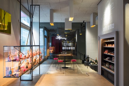 Dossier de presse | 2274-03 - Communiqué de presse | Wein&Co - BEHF Architects - Architecture commerciale - Entrance wine shop - Crédit photo :  Markus Kaiser 