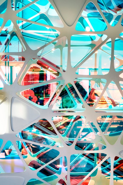 Dossier de presse | 3069-01 - Communiqué de presse | Printemps Haussmann Verticalité - UUfie - Architecture commerciale -  Detail of veil showing color effect of dichroic glass - Crédit photo : Michel Denance