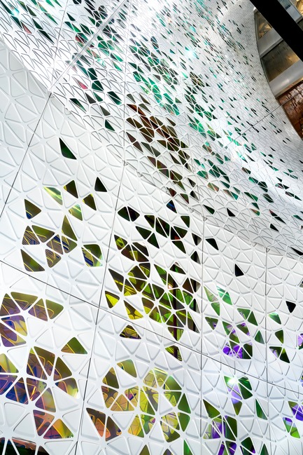 Dossier de presse | 3069-01 - Communiqué de presse | Printemps Haussmann Verticalité - UUfie - Architecture commerciale - Detail at mirror ceiling - Crédit photo : Michel Denance
