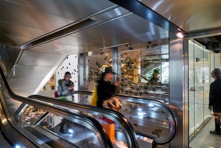 Dossier de presse | 3069-01 - Communiqué de presse | Printemps Haussmann Verticalité - UUfie - Architecture commerciale - View of escalator vestibule - Crédit photo : Michel Denance