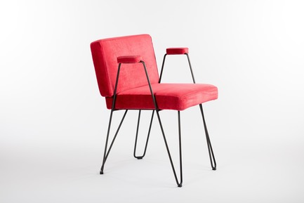 Dossier de presse | 2274-03 - Communiqué de presse | Wein&Co - BEHF Architects - Architecture commerciale - Furniture, pinot-noir-coloured chair - Crédit photo : Markus Kaiser