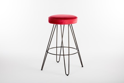 Dossier de presse | 2274-03 - Communiqué de presse | Wein&Co - BEHF Architects - Architecture commerciale - Furniture, pinot-noir-coloured bar&nbsp;stool - Crédit photo : Markus Kaiser