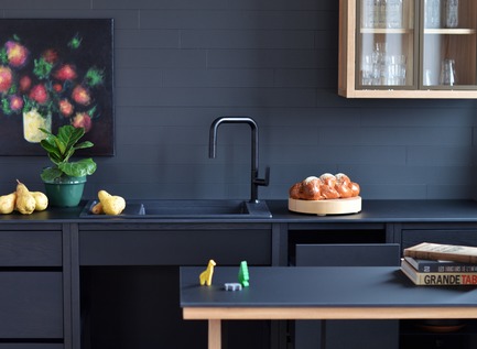 Dossier de presse | 1122-04 - Communiqué de presse | Cuisines Steam à la conquête du modulaire - Cuisines Steam - Produit - Coquo dans la cuisine. Collection radix, C°1 combinaison de modules bas présentés en chêne teint nuit profonde. Armoire murale vitrée en chêne blanc avec cadrage en métal peint bronze. Collection braccas, C°3 Ilot en chêne blanc et métal peint nuit profonde. Comptoir Fenix noir. - Crédit photo : Co°quo