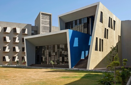 Dossier de presse | 1432-03 - Communiqué de presse | The Street - Sanjay Puri Architects - Architecture institutionnelle -  Rear Cafeteria and Gymnasium View  - Crédit photo : Dinesh Mehta