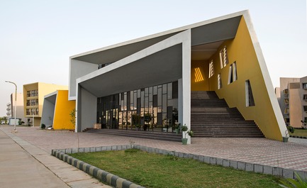 Dossier de presse | 1432-03 - Communiqué de presse | The Street - Sanjay Puri Architects - Architecture institutionnelle -  Front Cafeteria and Gymnasium View&nbsp;  - Crédit photo : Dinesh Mehta