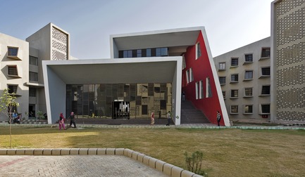 Dossier de presse | 1432-03 - Communiqué de presse | The Street - Sanjay Puri Architects - Architecture institutionnelle - Rear Cafeteria and Recreation Room View - Crédit photo : Dinesh Mehta